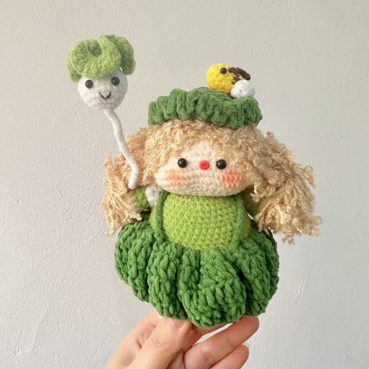 amigurumi Finished crocheted cute magnetic pig girl DIY knitted ornaments, handmade knitted gifts, dolls